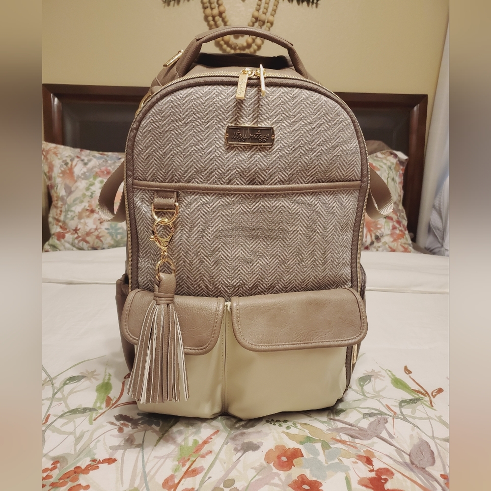 NWOT Itzy Ritzy Vanilla Latte Boss
